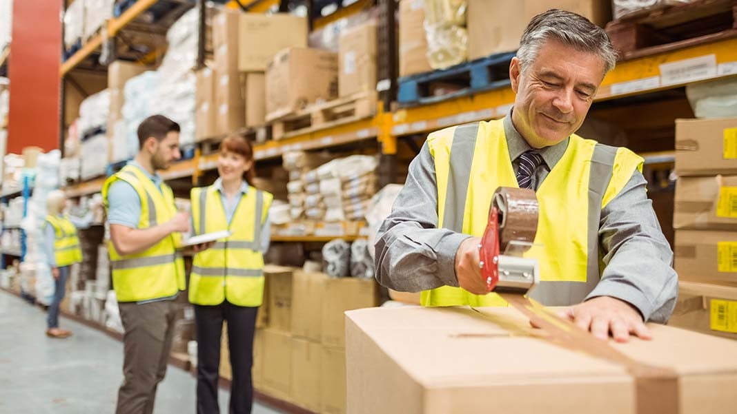 7 Ways to Manage High Volumes During Peak Season Shipping