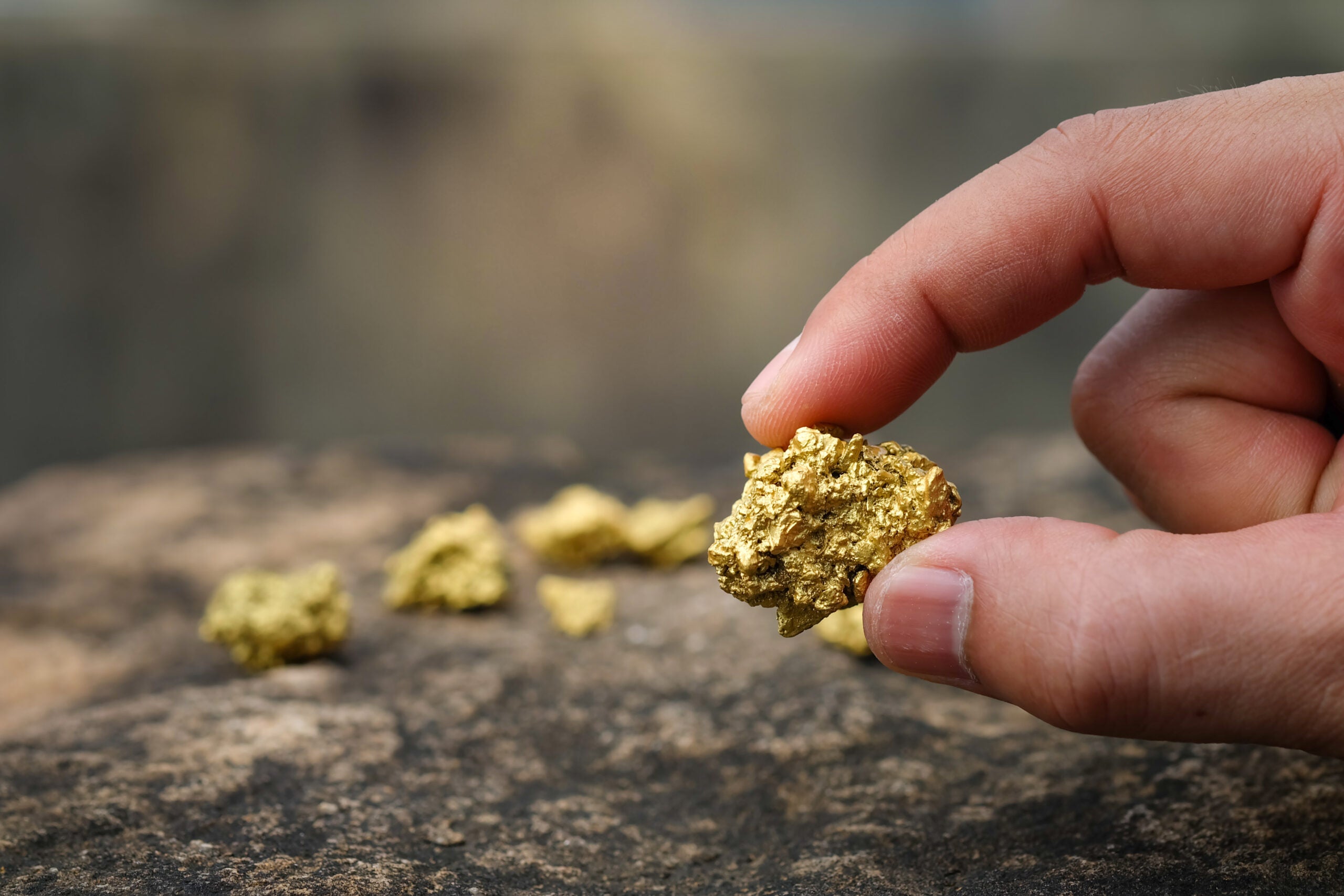 7 Pros And Cons Of Investing In Gold