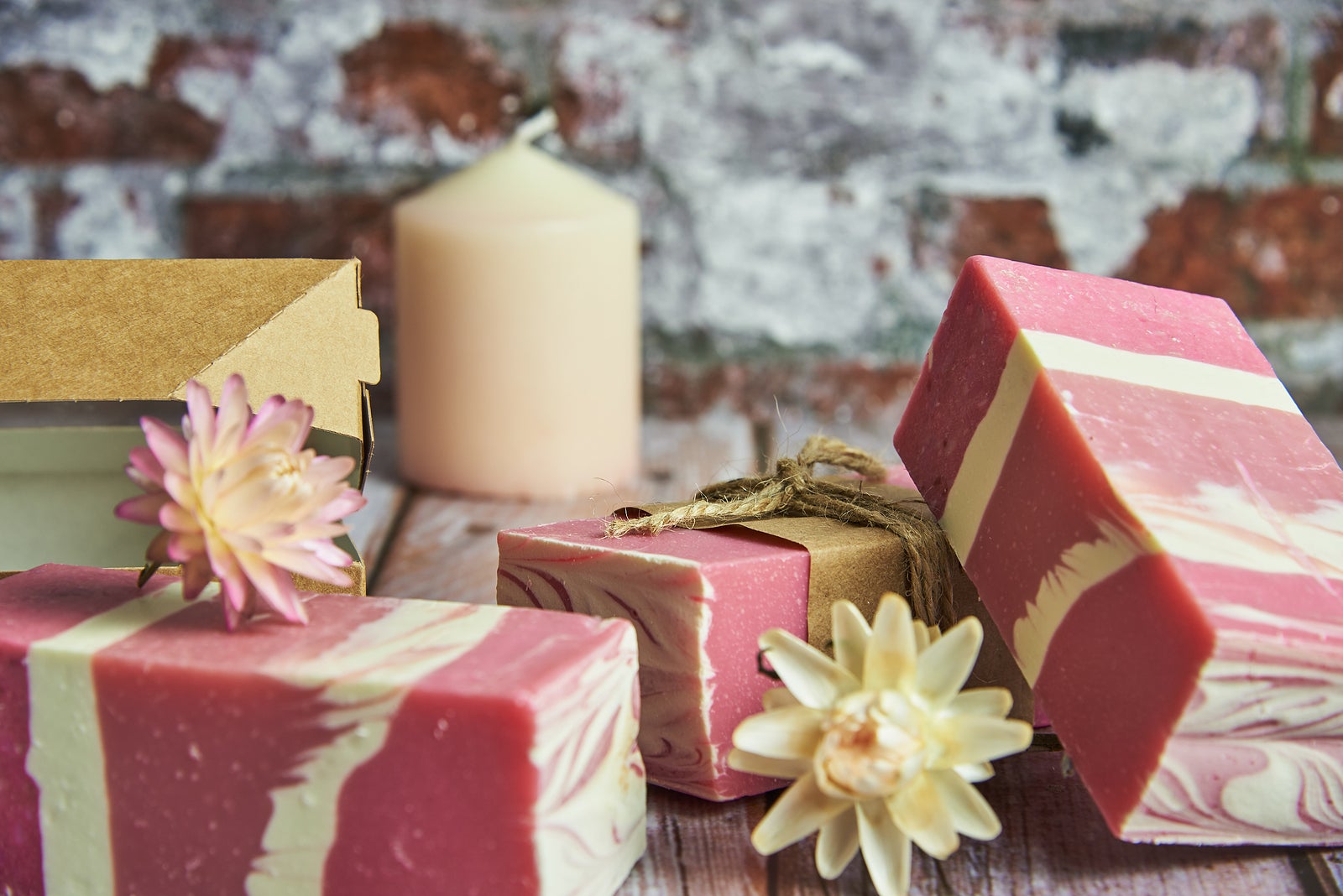 Choosing the Best Scented Candle Packaging to Entice Buyers