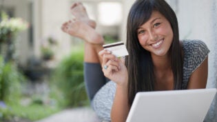 a customer ready to use her credit card on an e commerce site