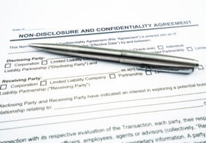 non disclosure and confidentiality agreement form and pen