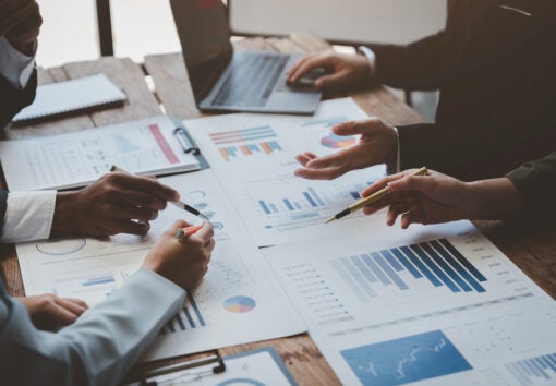Meeting to present the Finance Executive business team. Discuss meetings to plan work, investment projects, analysis strategies, and discuss financial graphs and company budgets in the office.