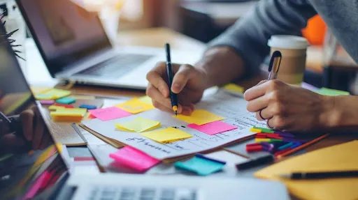 Man taking notes with post its