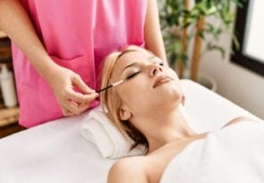 woman-lash-treatment-image1