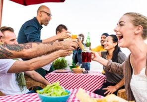 people-picnic-happy-image1