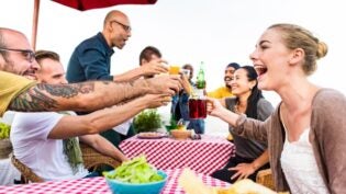 people-picnic-happy-image1