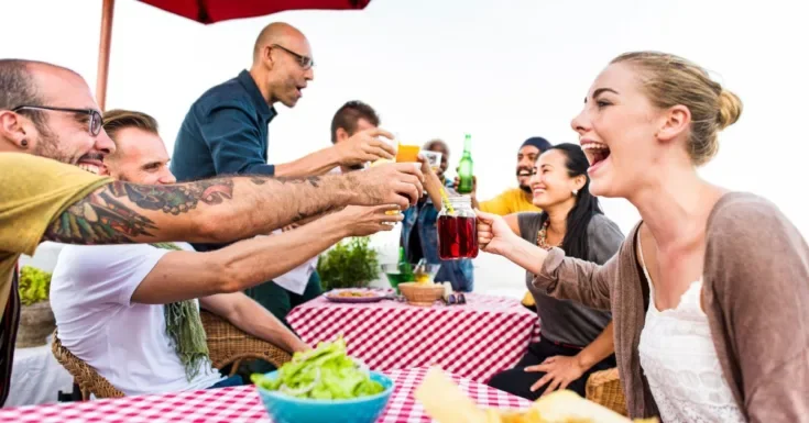 people-picnic-happy-image1