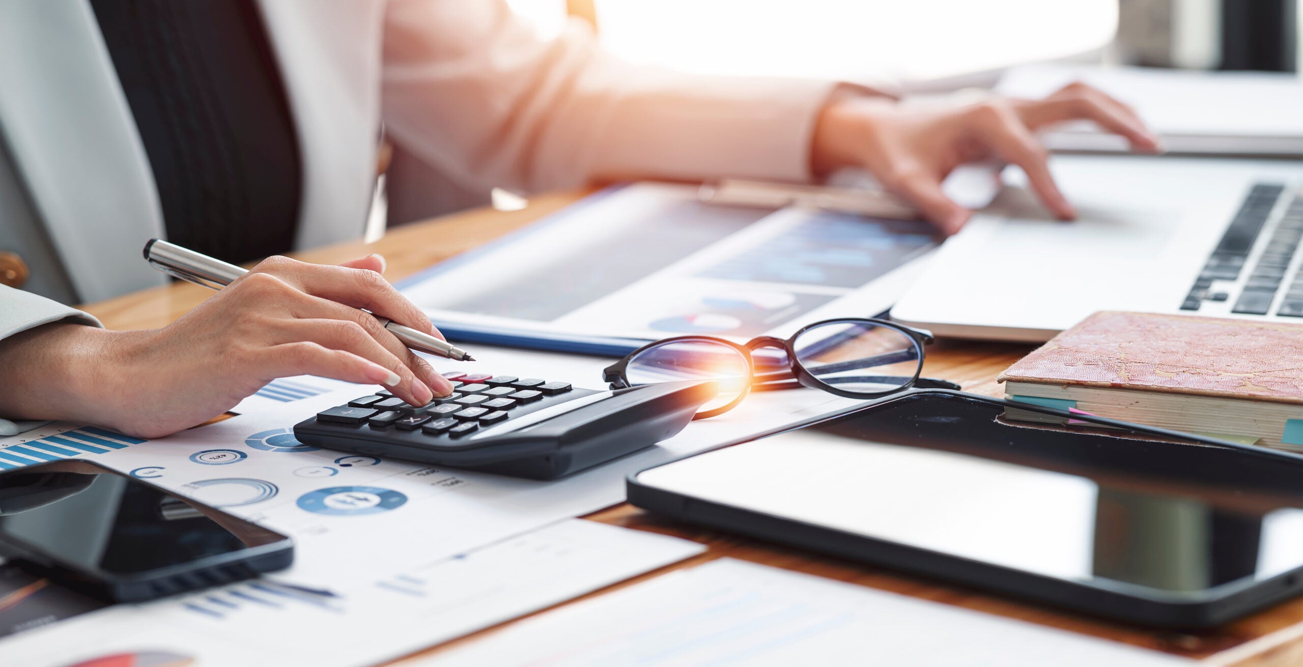 Businesswoman or accountant working Financial investment on calc accountant working