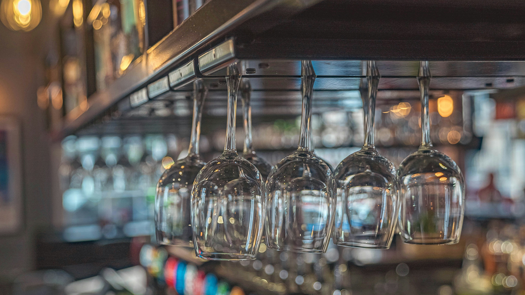 unsplash-bar-glasses unsplash-bar-glasses